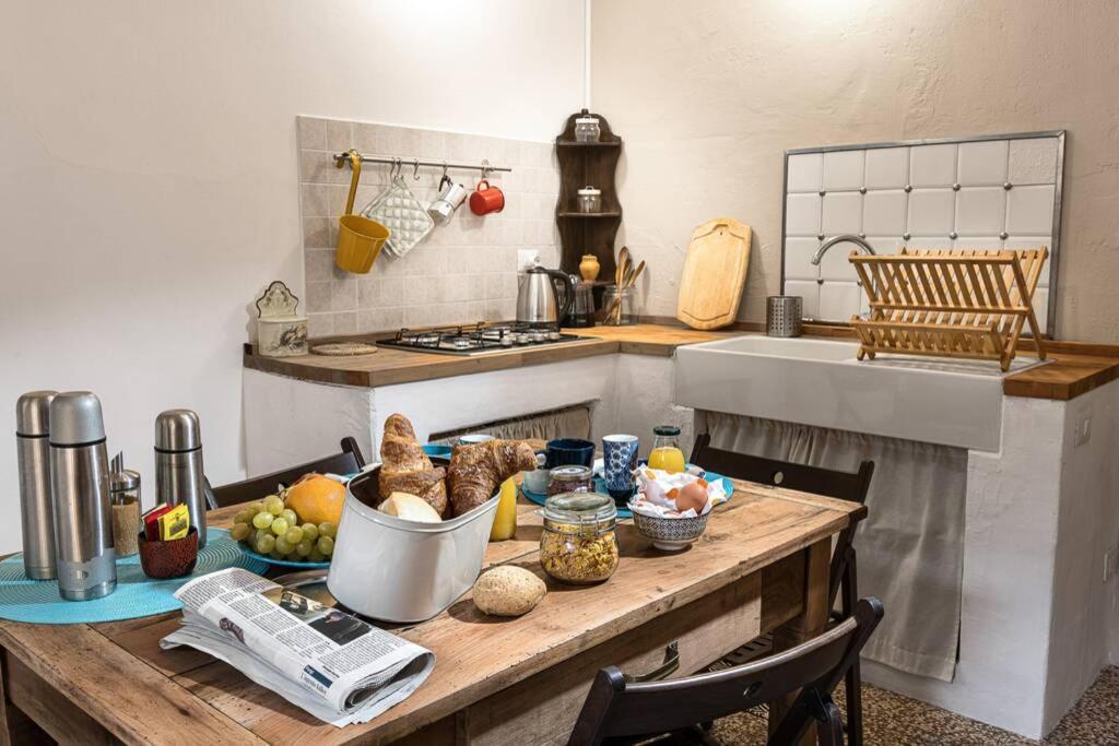 Al Vicolo Del Gallo Appartamento 瓦拉洛 外观 照片